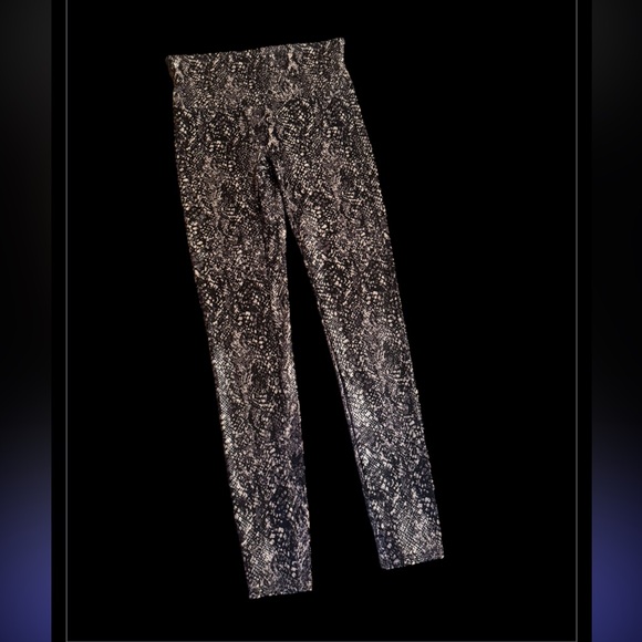 SPANX Snakeskin Print Leggings Size LG EUC - Picture 4 of 12